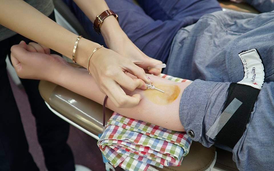 Por falta de sangre, EEUU relaja las restricciones a los donantes gay