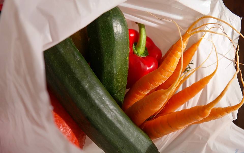 Impuesto a fundas plásticas no aplicará en tiendas de barrios