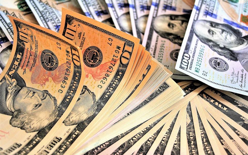 Banca revisa casos de cobros para devolver dinero