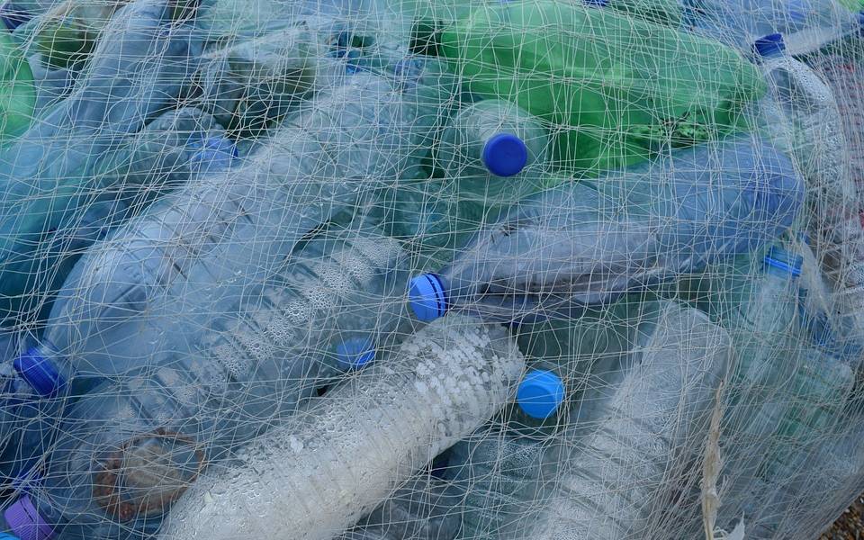 Botellas de plástico por pasajes de bus en Ecuador