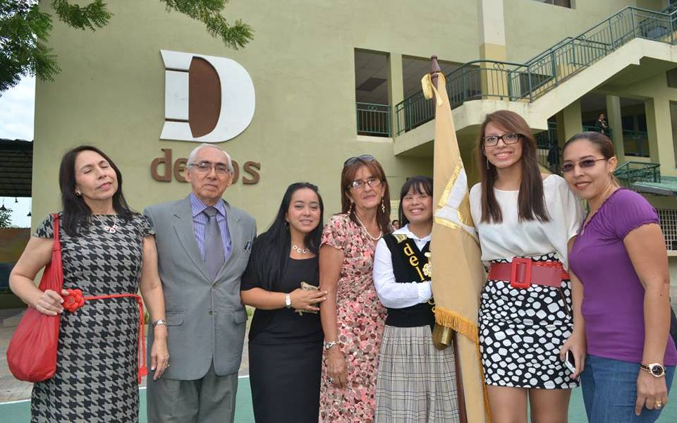 Joven con Síndrome de Down es la nueva portaestandarte del colegio Delfos