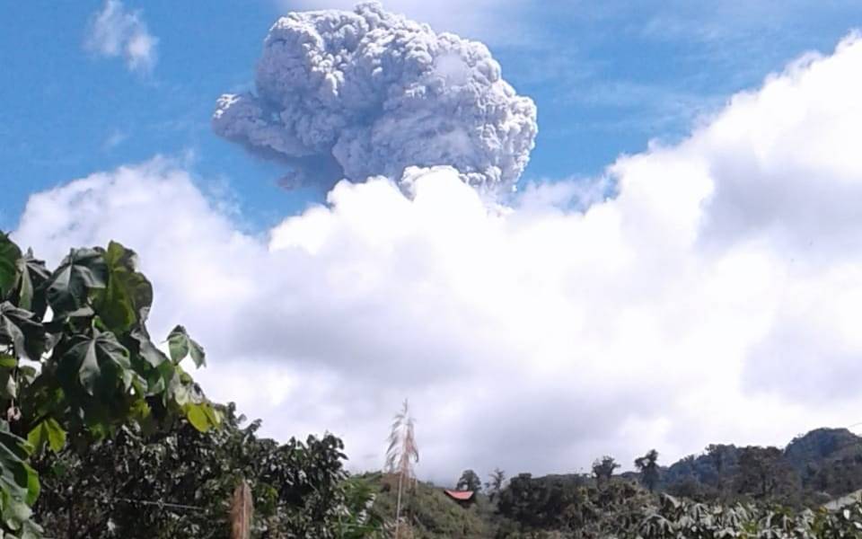 Cae ceniza de volcán Reventador en 2 provincias