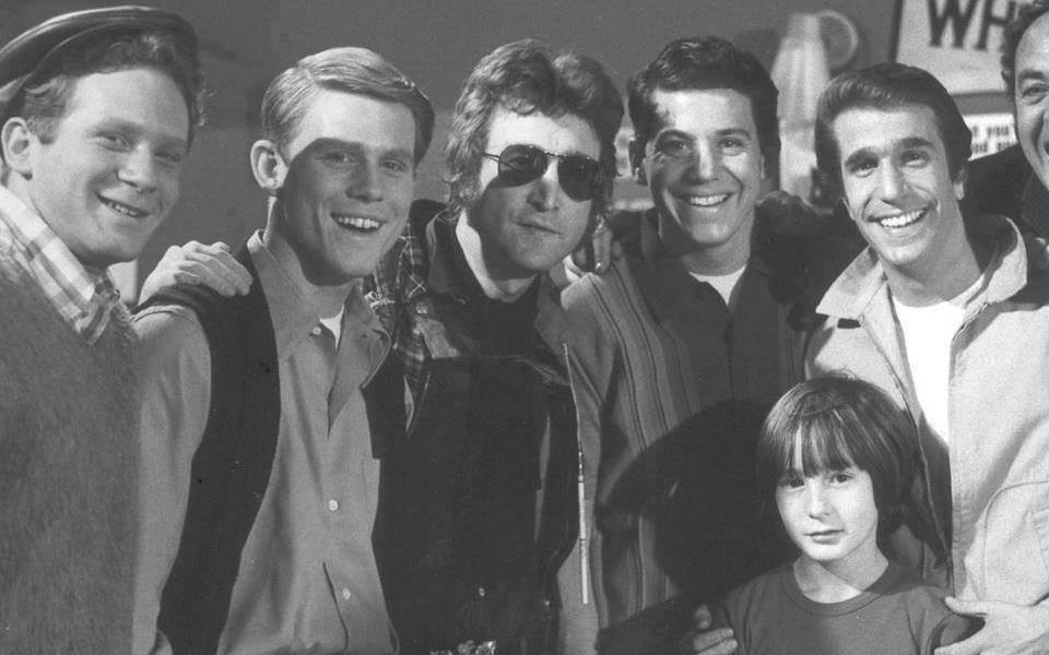 Aparece foto inédita de John Lennon con el elenco de la serie &#039;Días Felices&#039;
