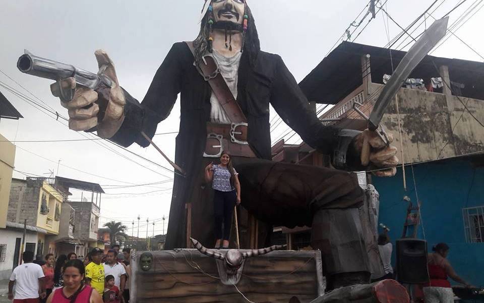 Bomberos prohíben la quema de monigotes gigantes en Guayaquil