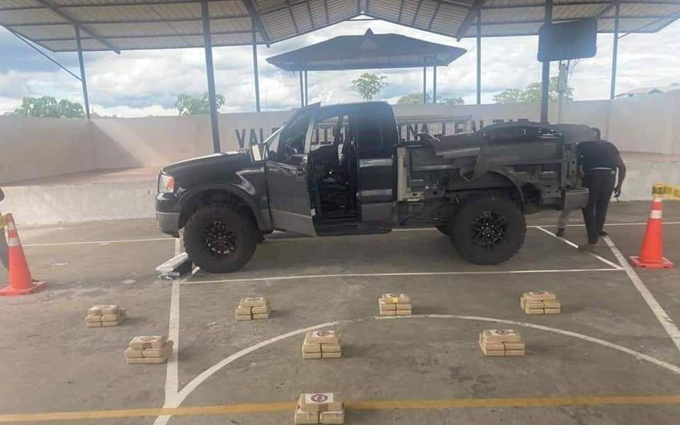 340 bloques de droga incautados en tres camionetas en Pastaza