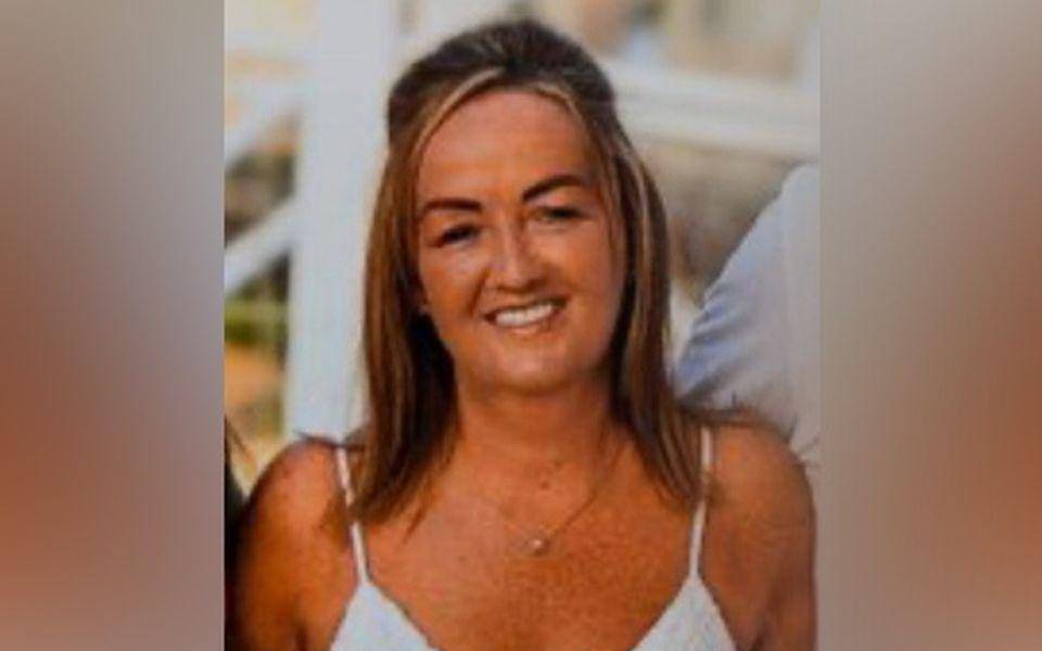 Irlanda: una mujer muere electrocutada al usar su celular mientras se bañaba