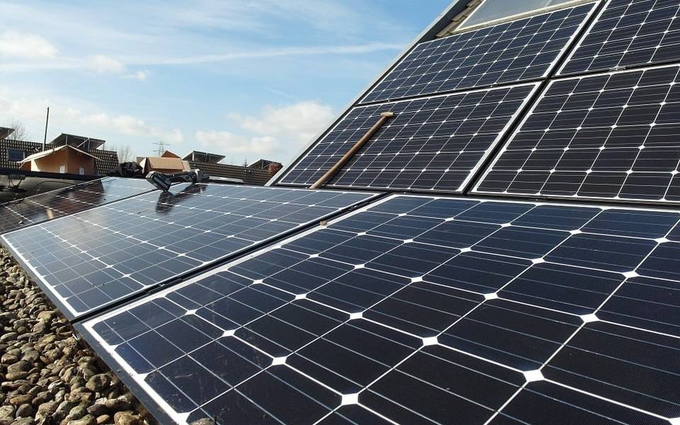 Firma española sella en Ecuador proyecto fotovoltaico de 150 millones