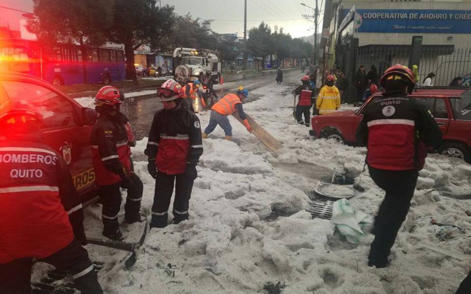 Quito: Rescatan a 3 personas atrapadas en un vehículo tras lluvia y granizo