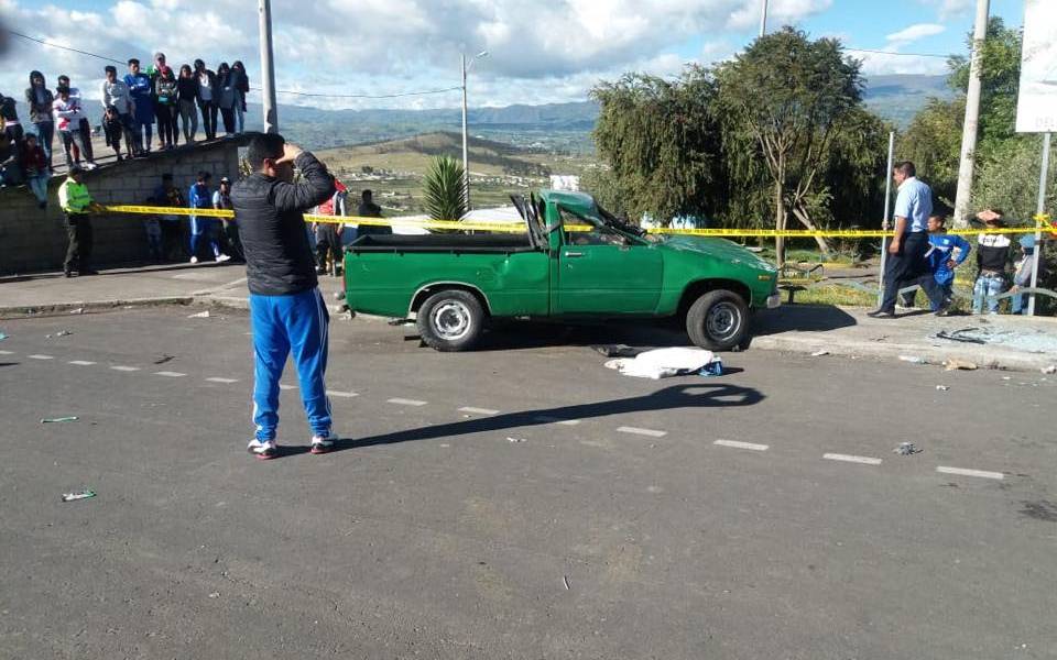 Volcamiento de camioneta deja un muerto en Ambato