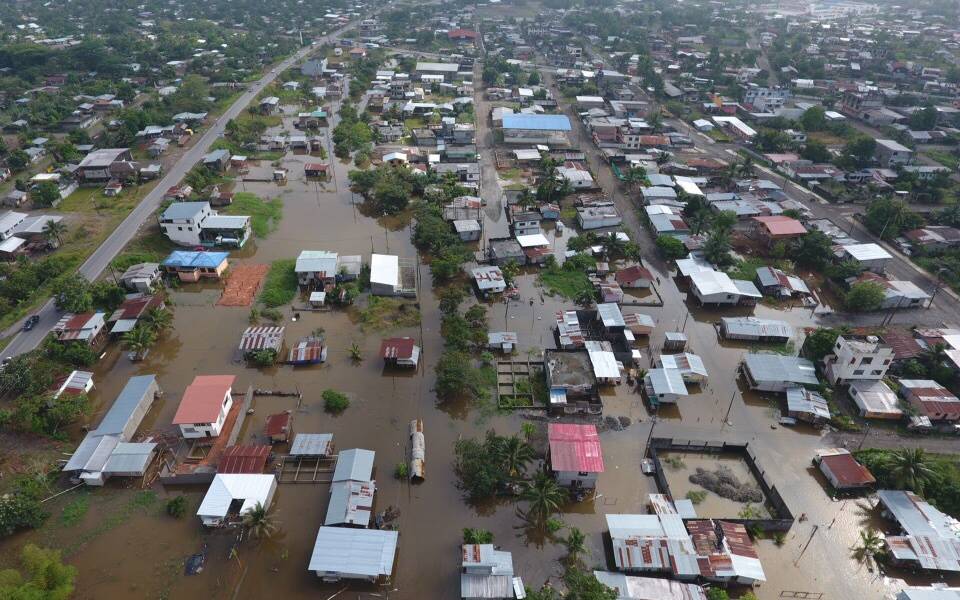 Sin agua y clases suspendidas en Orellana tras inundaciones