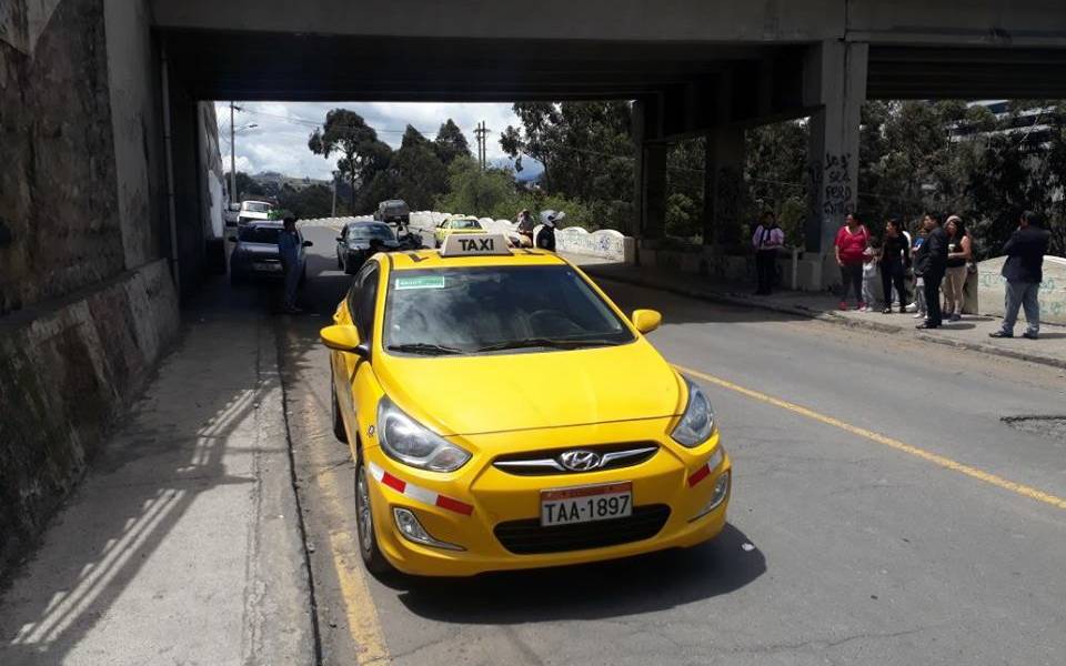 Taxistas de Ambato despidieron a su compañero asesinado