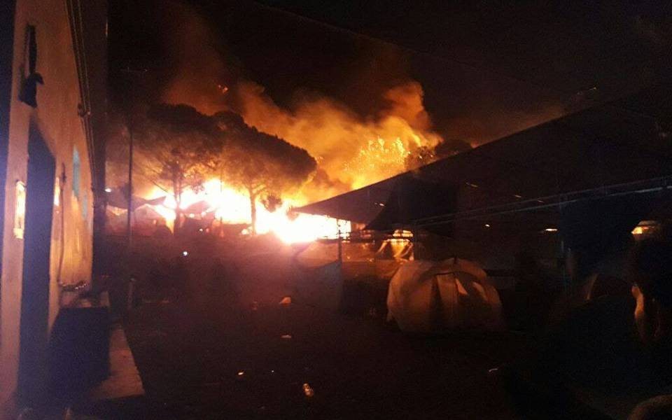Grecia: miles huyen de incendio en campamento de migrantes