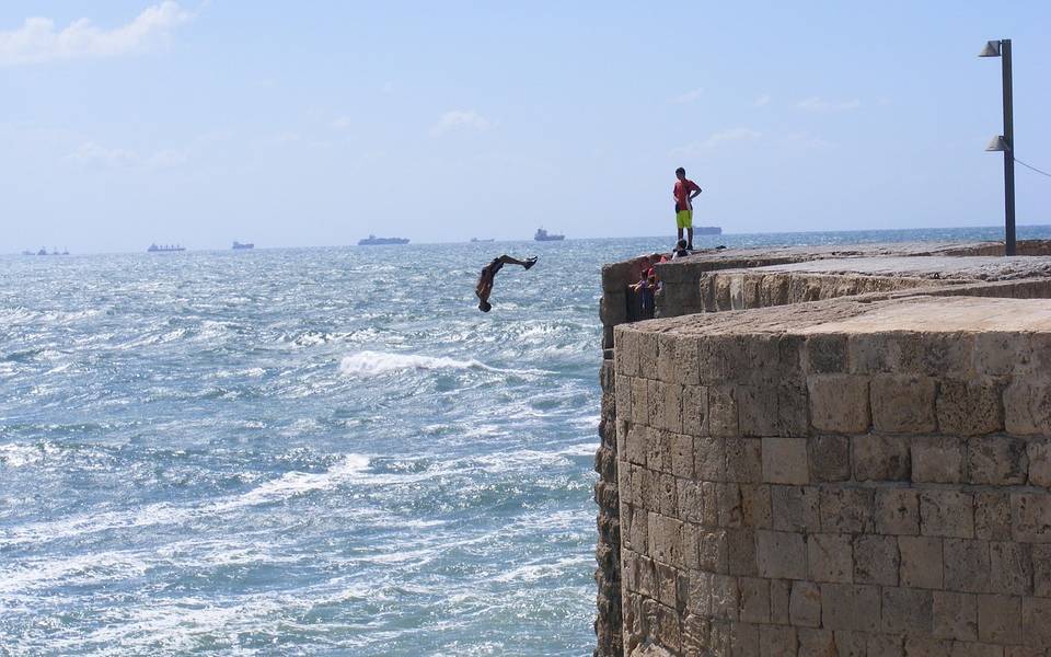 Hombre de 73 años salta desde un acantilado