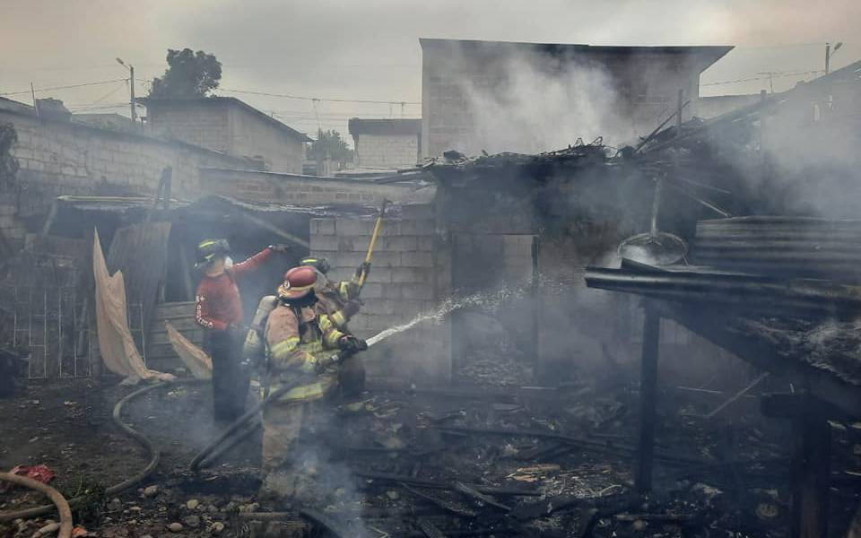 Incendio en Quevedo deja a 17 personas sin hogar