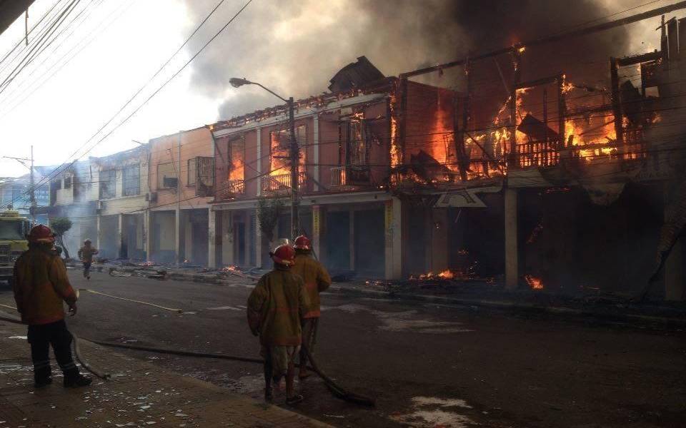 Incendio consume casi una cuadra de la zona comercial de Esmeraldas