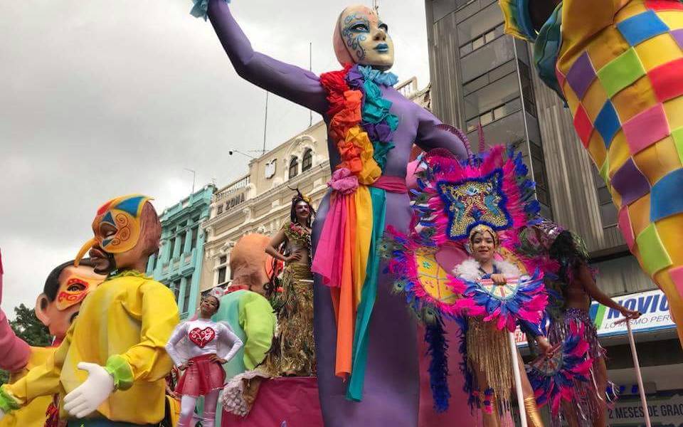 Guayaquil se viste de color en el desfile de carnaval