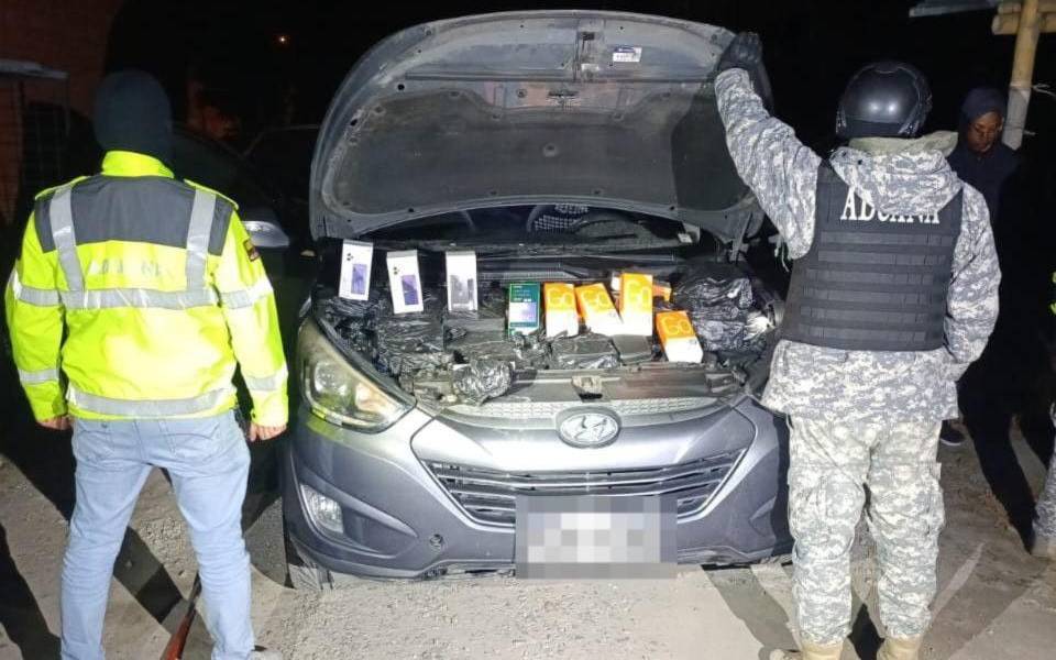 Un hombre quiso meter a Ecuador 136 celulares ocultos en el interior de un vehículo