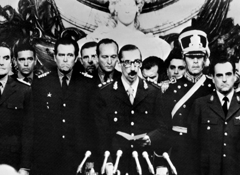 El general Orlando Ramón Agosti (der.) y el almirante Emilio Massera (izq.) posan junto al teniente general Jorge Rafael Videla (centro), presidente de Argentina, tras prestar juramento como el 38.º presidente de la República Argentina.