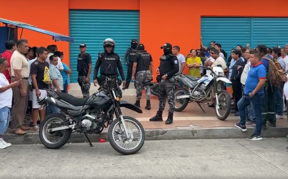 Un policía quedó herido y un sacapintas fue capturado tras enfrentamiento en el centro de Machala