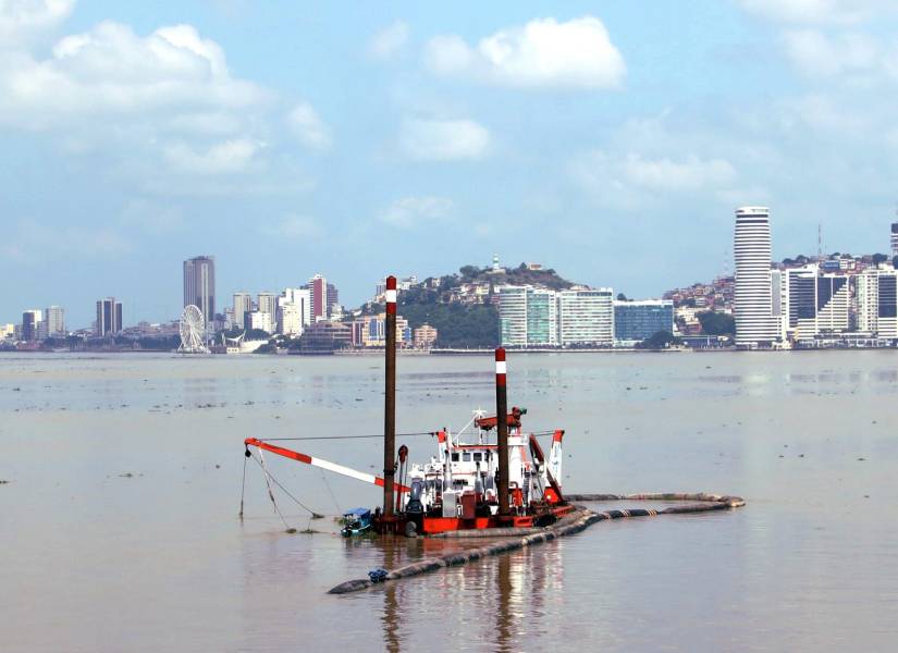 El dragado se hace con una barcaza que corta y succiona los sedimentos y luego los desplaza por una tubería flotante.