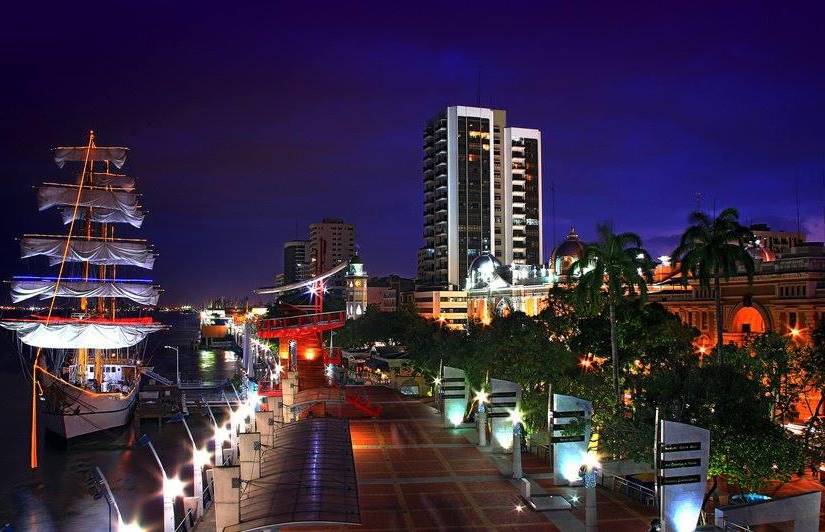 Imagen nocturna del malecón 2000.