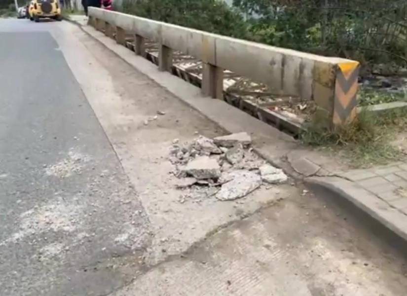 Imagen de la explosión en un puente del sector de Sayausí, Cuenca.