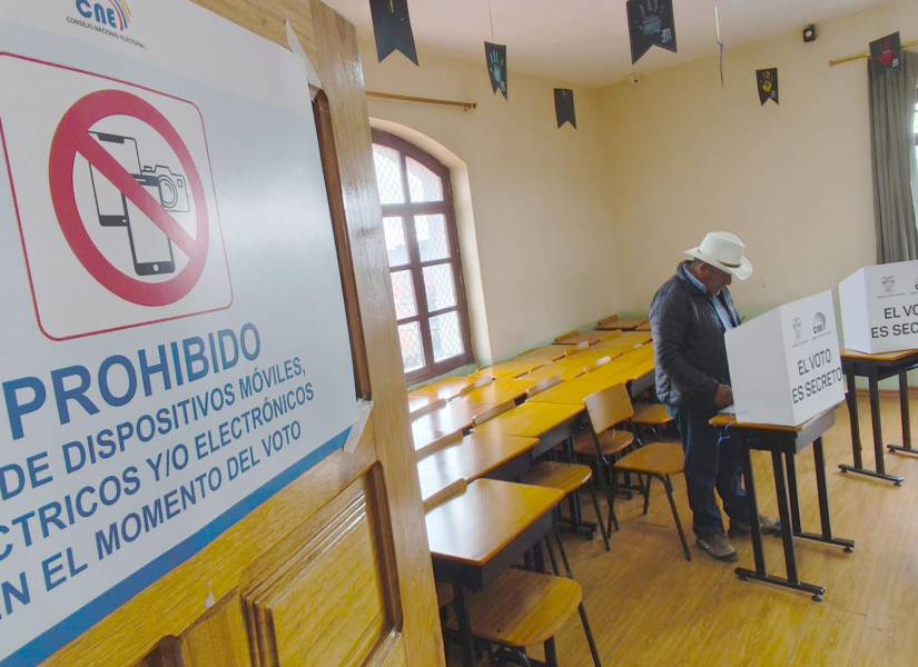 En las Juntas Receptoras del Voto hay señalización que advierte sobre la prohibición de tomar fotografía al voto.