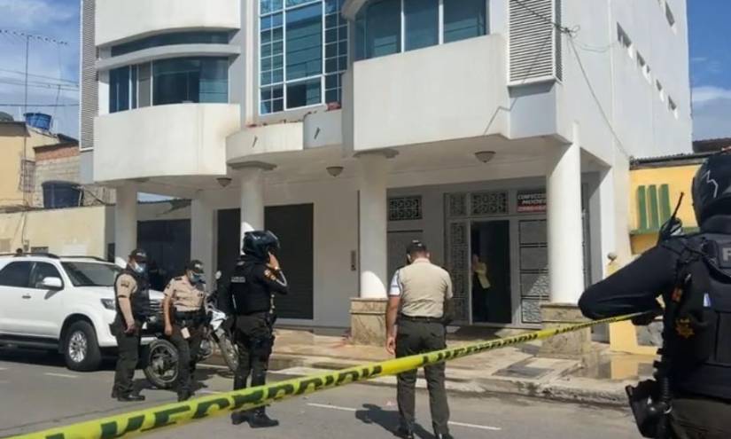 La mujer fue asesinada afuera de su vivienda.