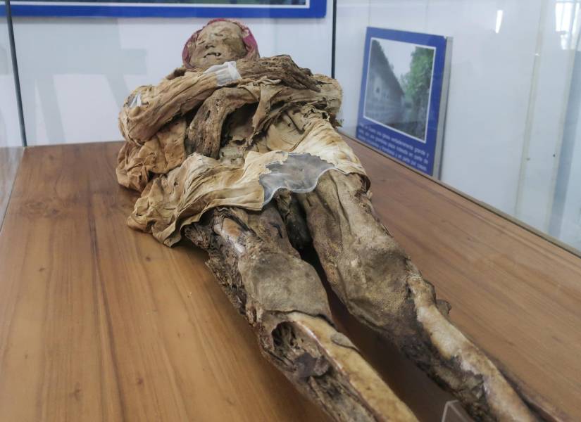 Fotografía que muestra la momia de Guano, el 9 de junio de 2022, en el museo situado en el complejo arqueológico la Asunción, en Guano.