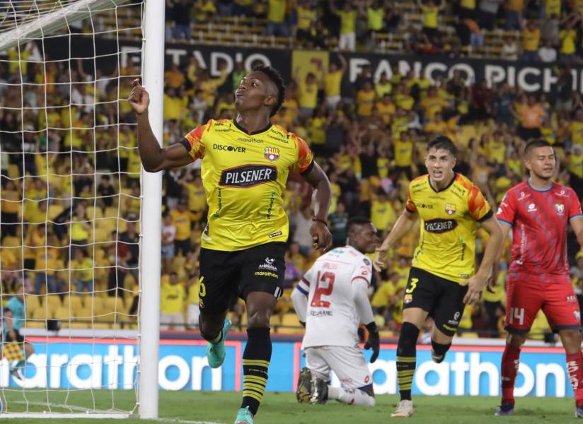 Celebración de Djorkaeff Reasco por el gol de la victoria contra El Nacional.