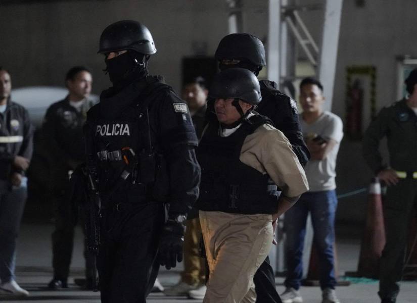 Imagen del cabecilla de Los Águilas Rolando Federico Gómez Quinde, alias Fede, llegando a Guayaquil tras ser expulsado de Colombia en octubre de 2025.