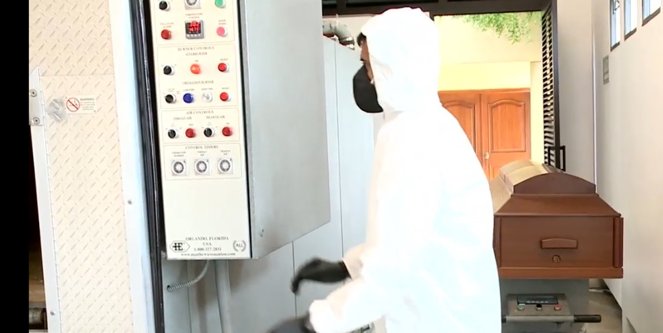 El hombre que llegó a cremar hasta 200 cuerpos durante la pandemia en Guayaquil