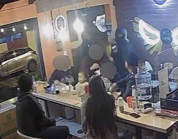 Tres sujetos asaltan restaurante en La Mañosca, centro-norte de Quito