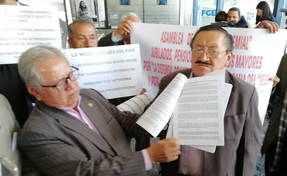 Jubilados denuncian a Rafael Correa por crisis en el IESS
