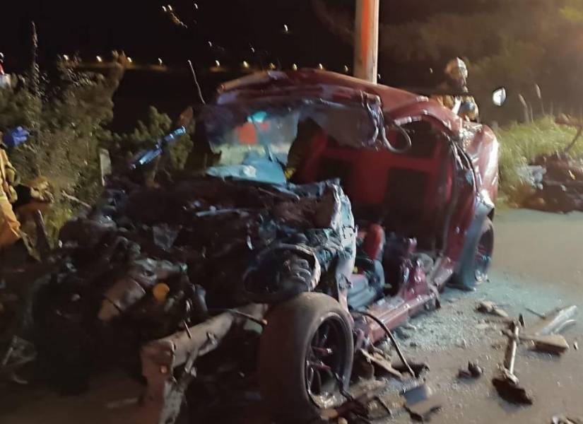 El vehículo quedó destruido por el choque.