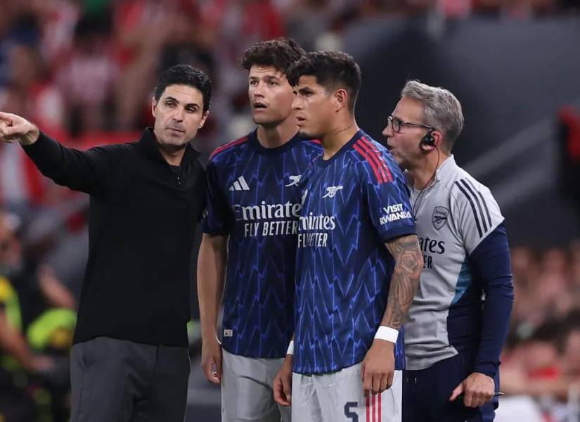 Piero Hincapié en su debut en el Arsenal.