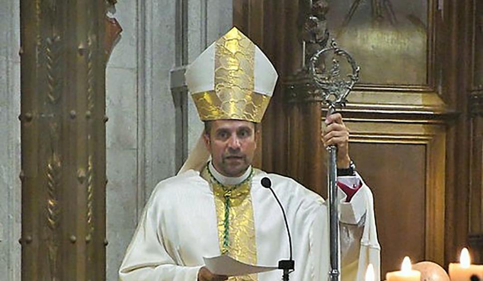 Polémico obispo español se enamora de escritora sobre satanismo y deja cargo