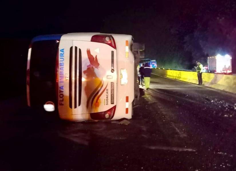 Un bus interprovincial se volcó en la vía Alóag - Santo Domingo.