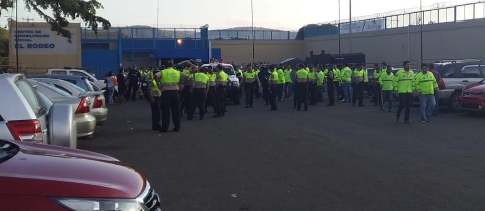 40 policías agredidos dentro de la cárcel de Portoviejo