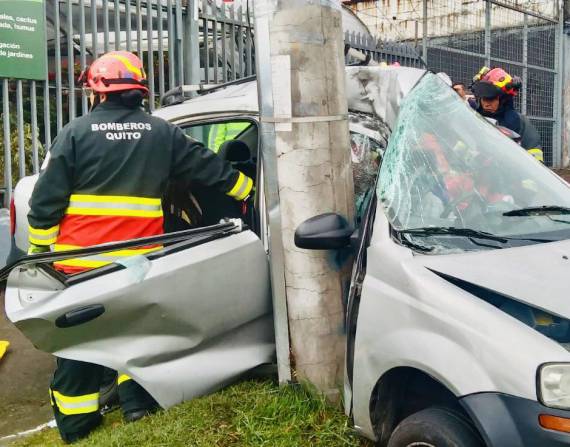 Un automóvil se impactó contra un poste, en la avenida Mariscal Sucre, el pasado 12 de marzo.