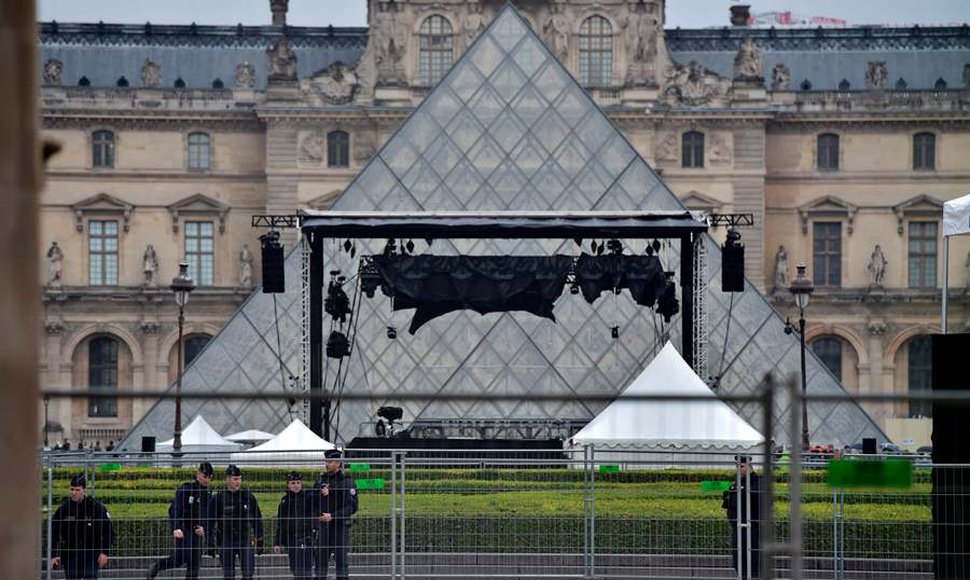 Explanada del Louvre evacuada brevemente tras alerta de seguridad