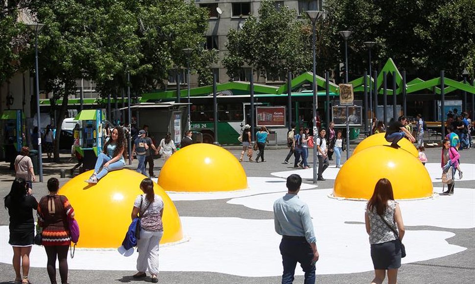 Huevos fritos gigantes para festival de arte callejero de Santiago