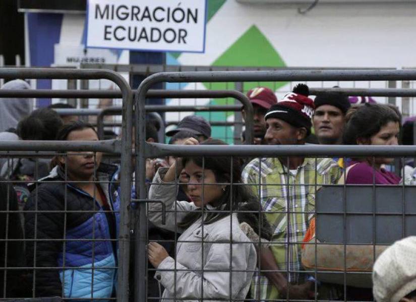 Imagen de archivo de venezolanos esperando afuera de una oficina de migración en el puente Rumichaca después de cruzar la frontera de Colombia a Rumichaca, en Ecuador. (AP)