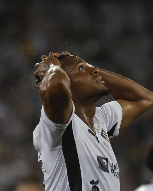 Michael Estrada, de LDU, anotó dos veces contra Botafogo en Río de Janeiro. El VAR le anuló el primer gol, pero le validó el segundo.