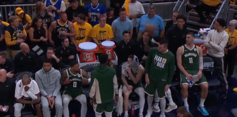 Momento en el que Beverley arroja el balón hacia los aficionados locales.