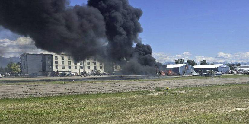Humo en el lugar del accidente de dos avionetas en aeropuerto de Kalispell, Montana.
