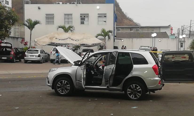 Un ciudadano extranjero y dos militares se movilizaban en este vehículo.