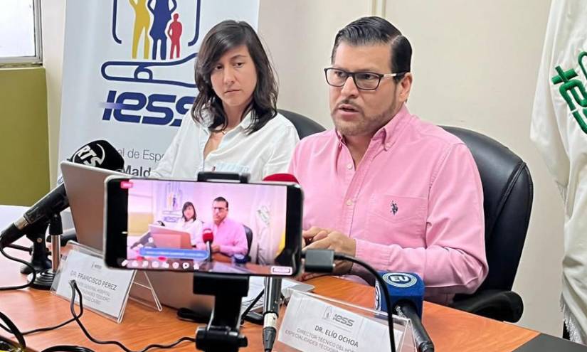 Imagen del 9 de marzo de 2023. López, quien era directora del hospital, ofreció una rueda de prensa junto al gerente del hospital, Francisco Pérez.