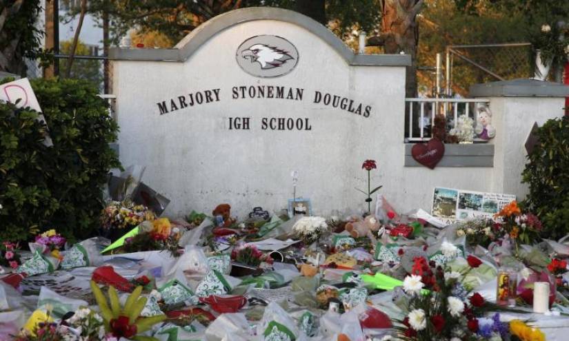 Vista de la placa de entrada de la escuela secundaria Marjory Stoneman Douglas, en Parkland, Florida (EE.UU.).