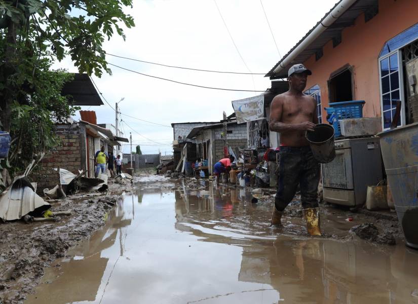 El agua ha empezado a bajar en Esmeraldas, pero queda el rastro de la destrucción.